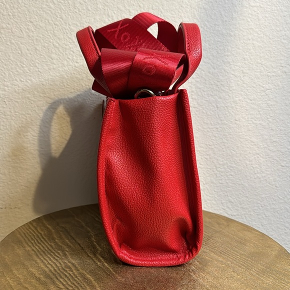 BETSEY JOHNSON XOHARLYS NWT Small lip/kiss tote/crossbody bag-red NWT - Picture 5 of 10